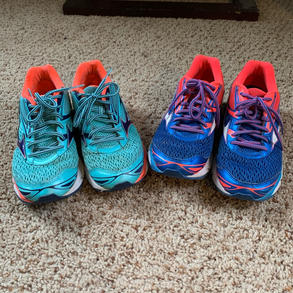 2 Pair of Mizuno Wave Inspire Sneakers